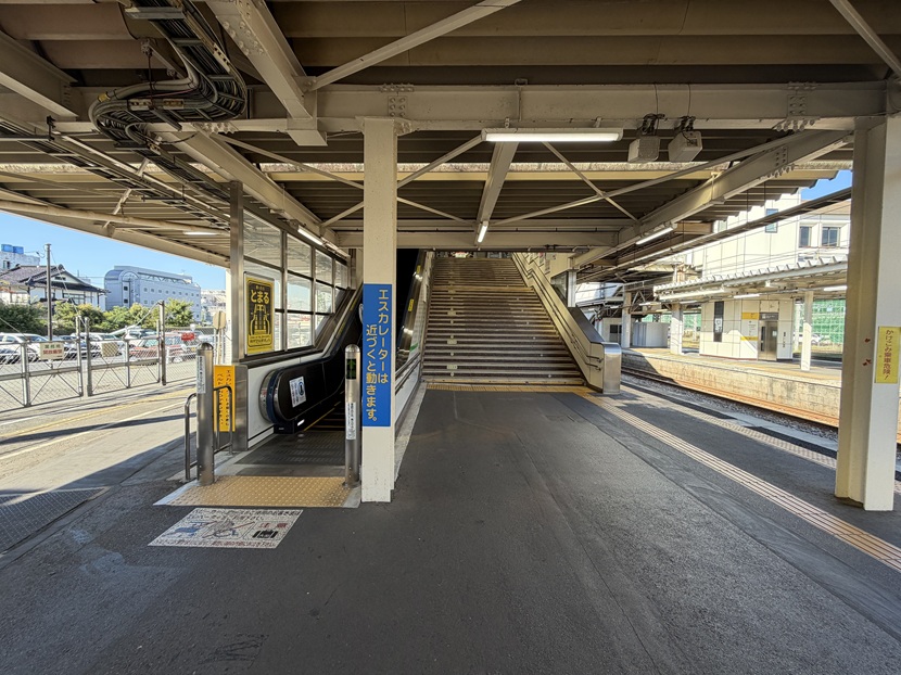 一ノ関駅の１番線ホームから連絡橋への階段