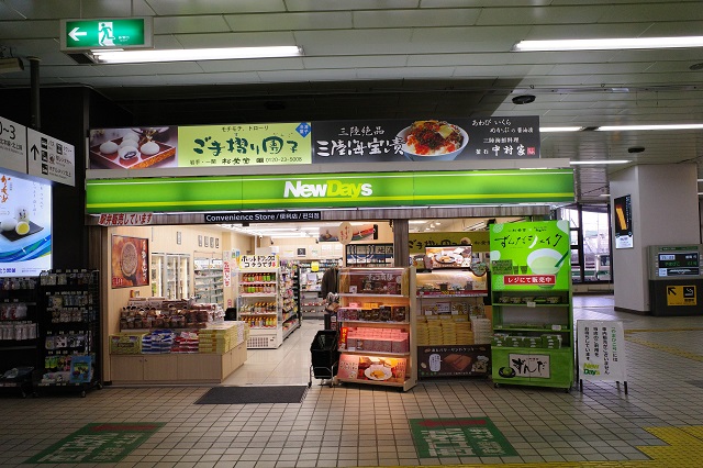 北上駅東口新幹線構内のコンビニの写真