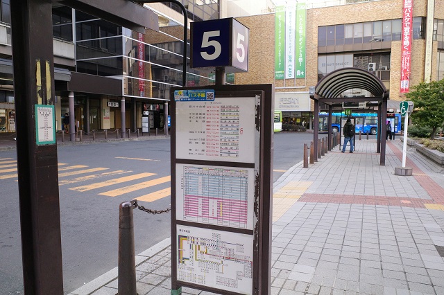 盛岡駅東口バス乗り場五番線乗り場の風景