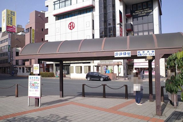 盛岡駅東口のバス乗り場11番線乗り場の風景写真