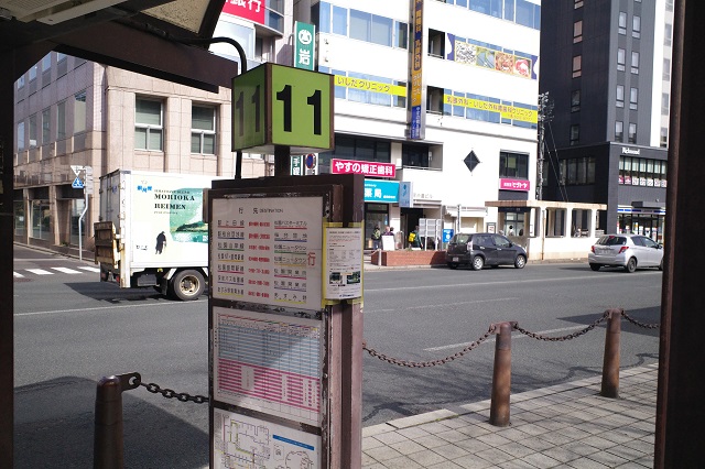 盛岡駅東口のバス乗り場11番線乗り場の風景写真