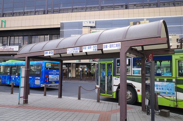 盛岡駅東口バス乗り場13番線の風景写真