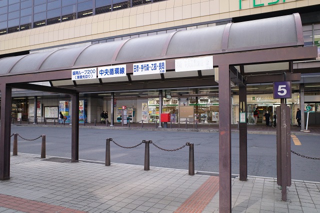 盛岡駅東口バス乗り場五番線乗り場の風景