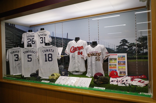 新花巻駅の野球関連グッズ展示風景写真