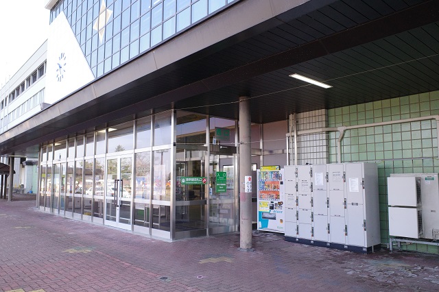 新花巻駅西口のコインロッカーの設置場所の写真