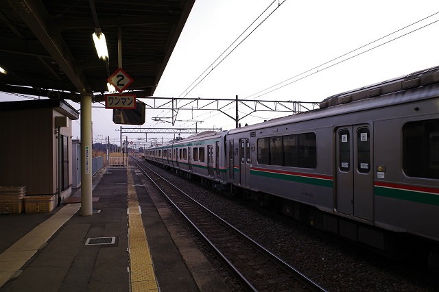 石越駅の駅のホームの写真