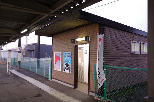 石越駅のトイレの場所の写真