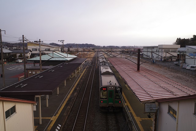 石越駅の連絡橋から見た電車の写真