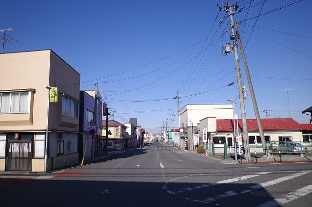 石越駅の駅前通りの写真