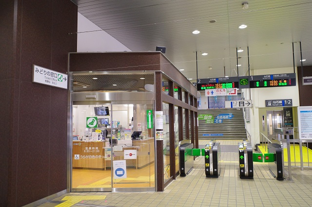 本塩釜駅の改札の風景写真