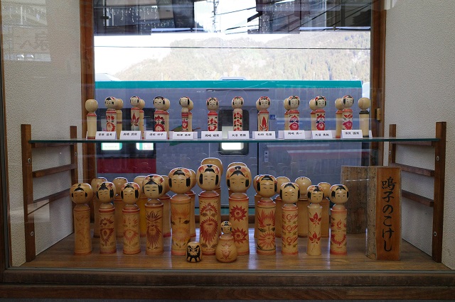 鳴子温泉駅のこけしの飾り物