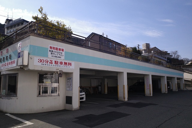 鳴子温泉駅の駅前駐車場の写真