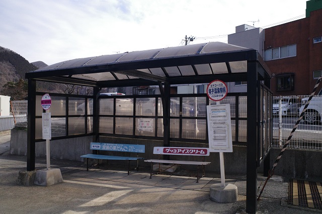 鳴子温泉駅のバス乗り場の写真