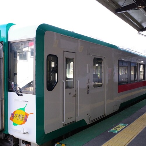 鳴子温泉駅の駅前駐車場の写真