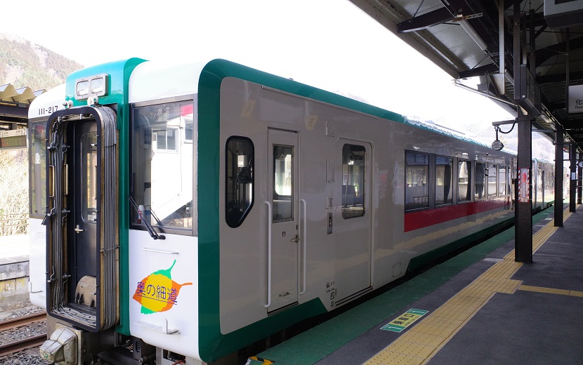 鳴子温泉駅の駅前駐車場の写真