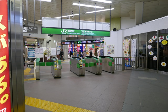 福島駅の新幹線の改札の風景