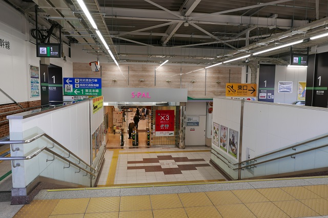 福島駅の東口の出口の風景