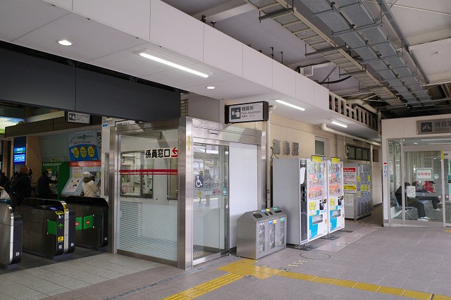福島駅東口のコインロッカー一番線待合室の裏