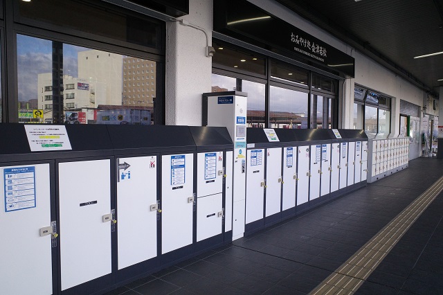 会津若松駅正面左側のコインロッカーの風景写真