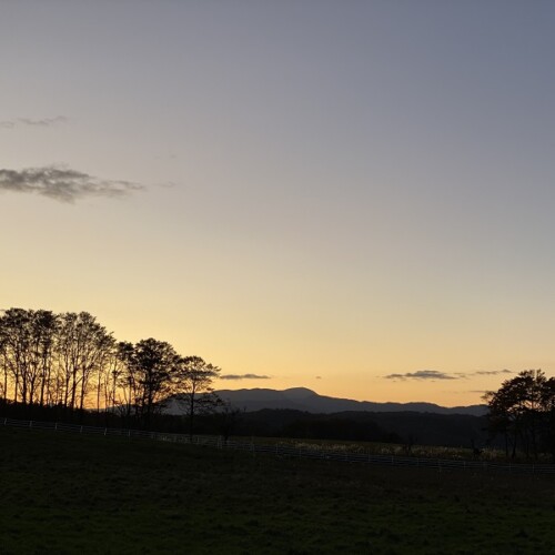 深山牧野から撮影した栗駒山の夕焼けの写真