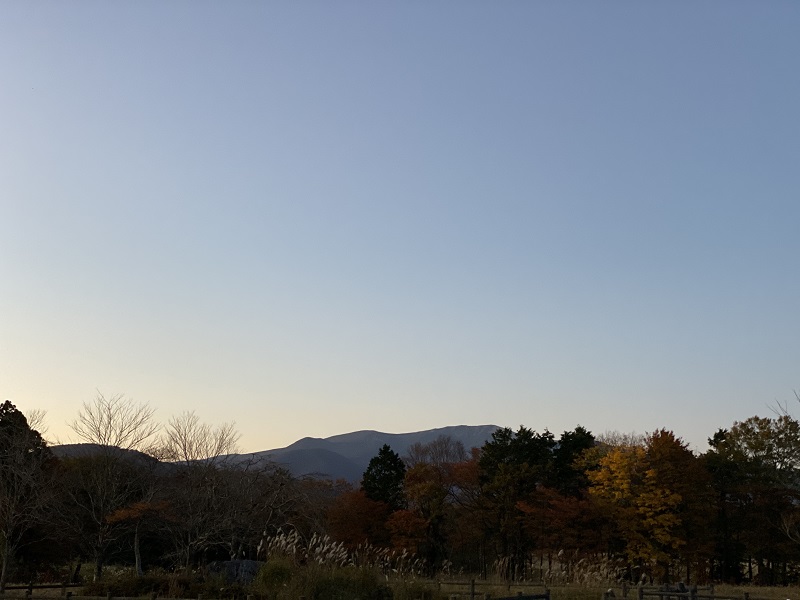 深山牧野から撮影した栗駒山の夕焼けの写真