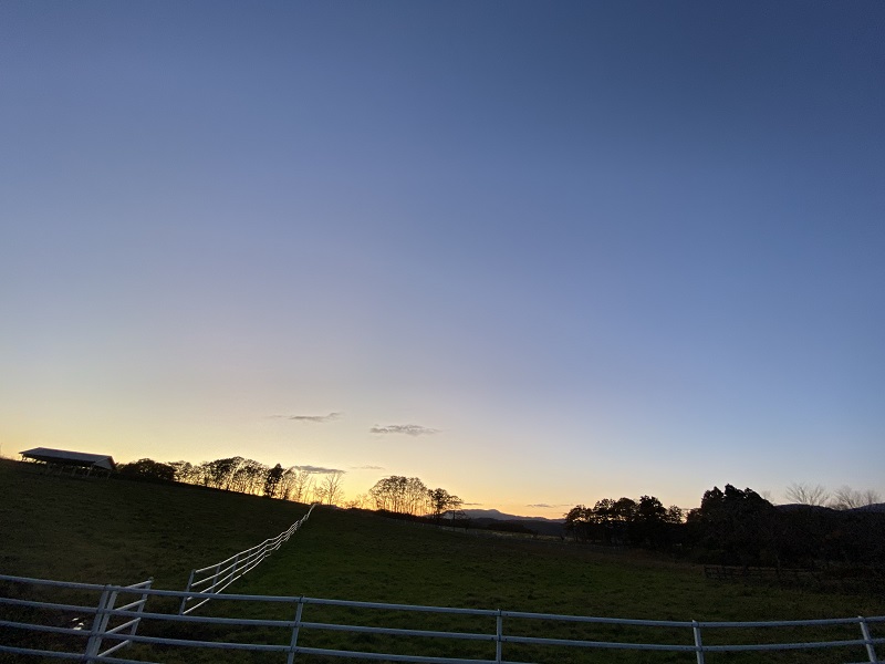深山牧野から撮影した栗駒山の夕焼けの写真