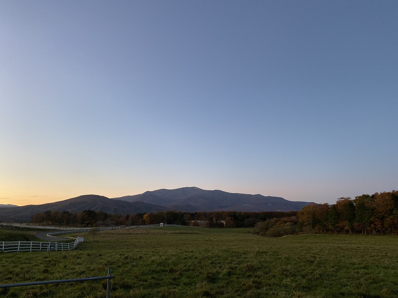 深山牧野から撮影した栗駒山の夕焼けの写真