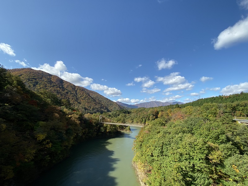 鳴子ダムの紅葉の風景写真をiphone11proで撮影