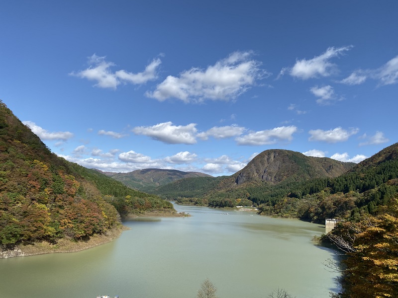 鳴子ダムの紅葉の風景写真をiphone11proで撮影