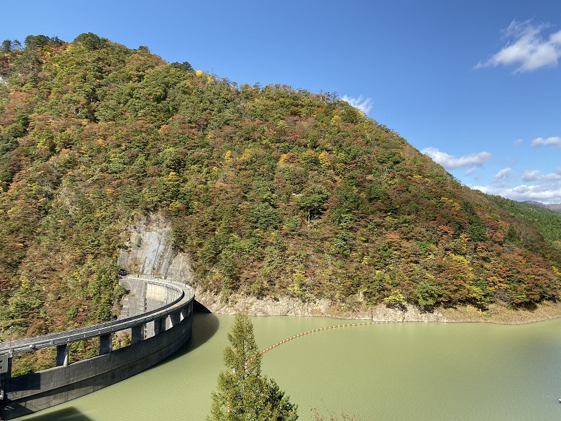 鳴子ダムの紅葉の風景写真をiphone11proで撮影