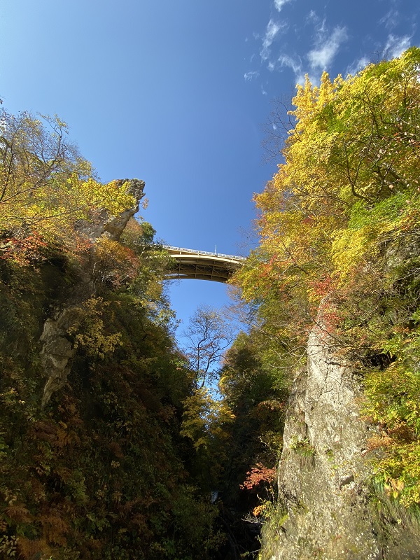 iphone11proで鳴子峡の遊歩道から鳴子峡を望んだ風景写真