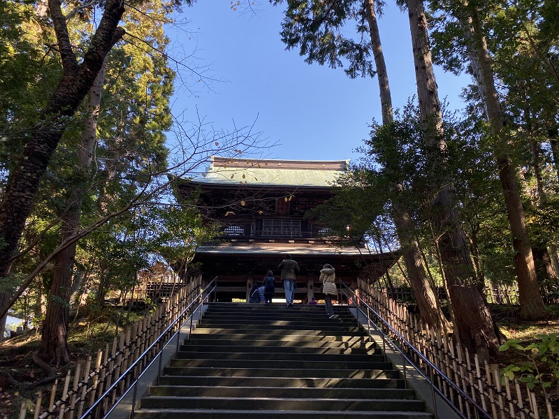 円覚寺の正門の石段と正門