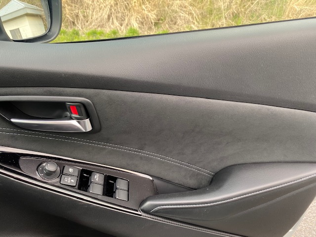 運転席のドアのレザーの仕上げ状況