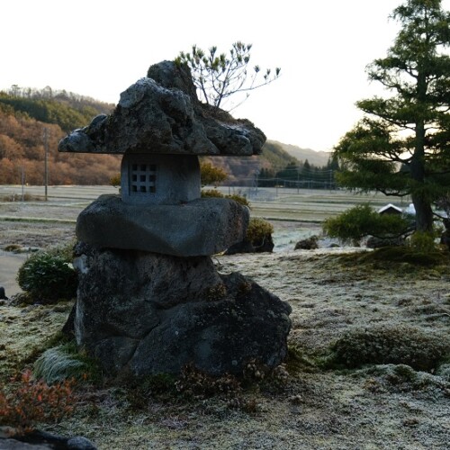 冬の庭の灯篭の写真