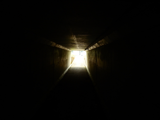 暗中模索のイメージ写真