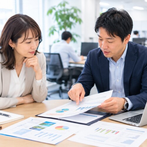 概要の意味や書き方を確認しながら資料を作成する様子