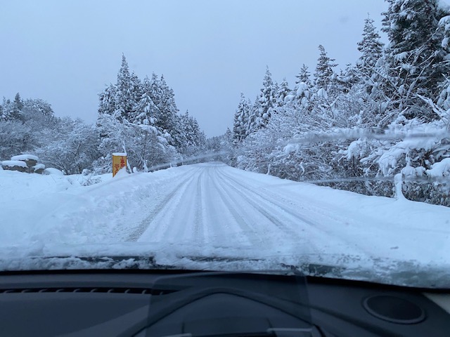 偏西風　冬道の風景