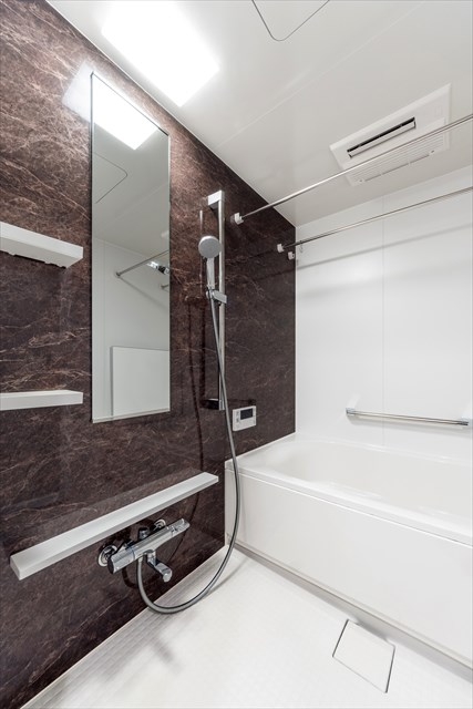 至れり尽くせりのバスルームの写真