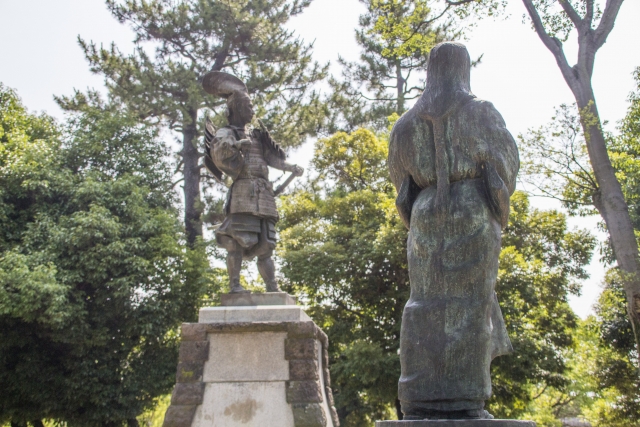 信長と濃姫像
