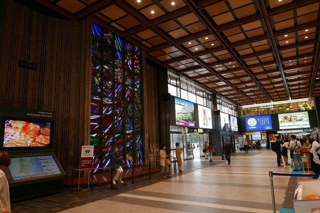 仙台駅ステンドグラス前の待ち合わせ場所風景