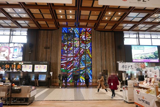 仙台駅のステンドグラス前