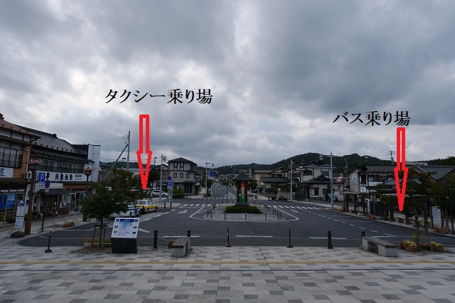 平泉駅のバス乗り場とタクシー乗り場の写真
