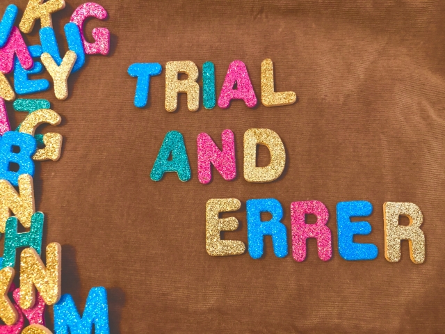 試行錯誤のイメージ写真