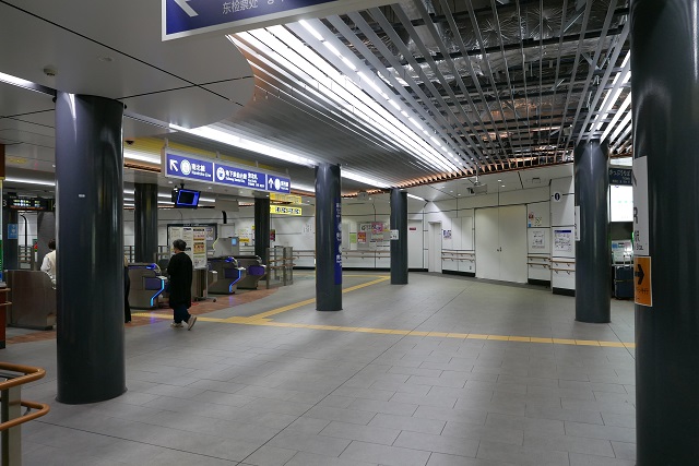 地下直行エレベーター下りた付近の写真