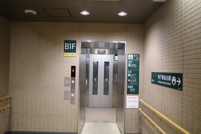 南改札へのエレベーター