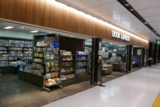 新幹線改札内の本屋さんの写真