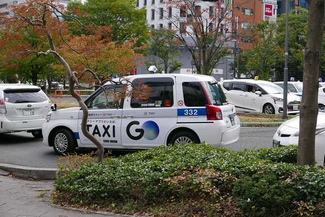 仙台駅東口のタクシーのサイズの写真