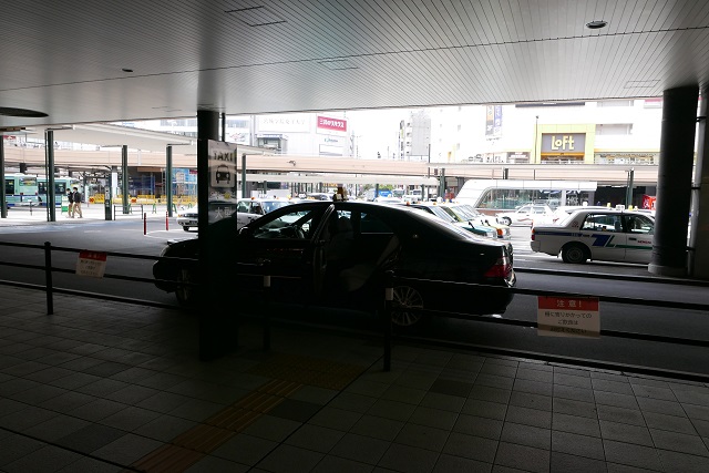 仙台駅西口の大型タクシーの写真
