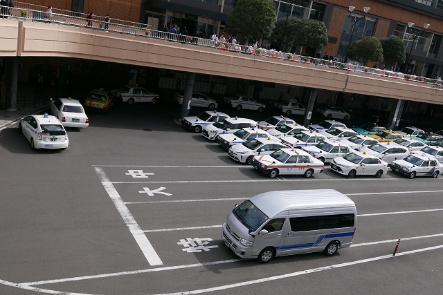仙台駅西口の特大タクシーの写真