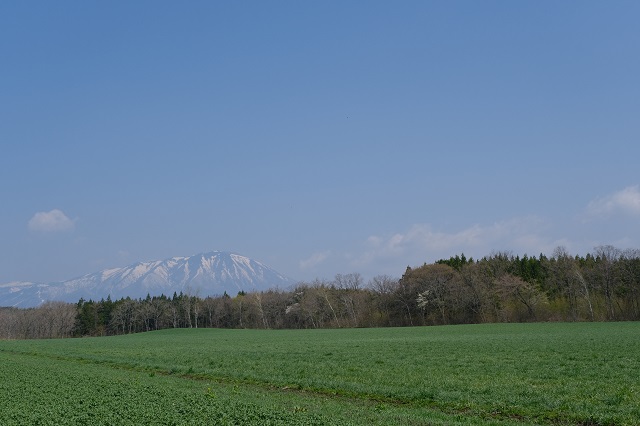 岩手山の残雪の4月の風景写真